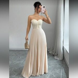 Chic Strapless Cream Pleated Dress